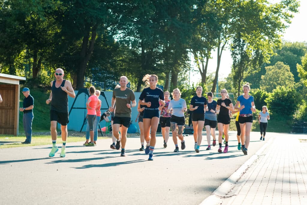 Laufgruppe im Sommer beim Training für einen 5km oder 10km Lauf in Dortmund